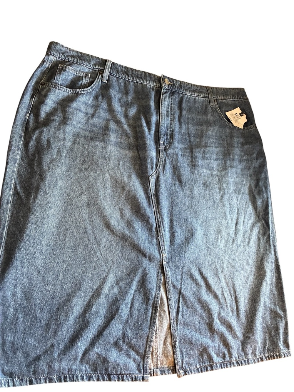 Plus size 22W med wash denim skirt NWT’s cotton/rayon 46” waist 29” length NEW